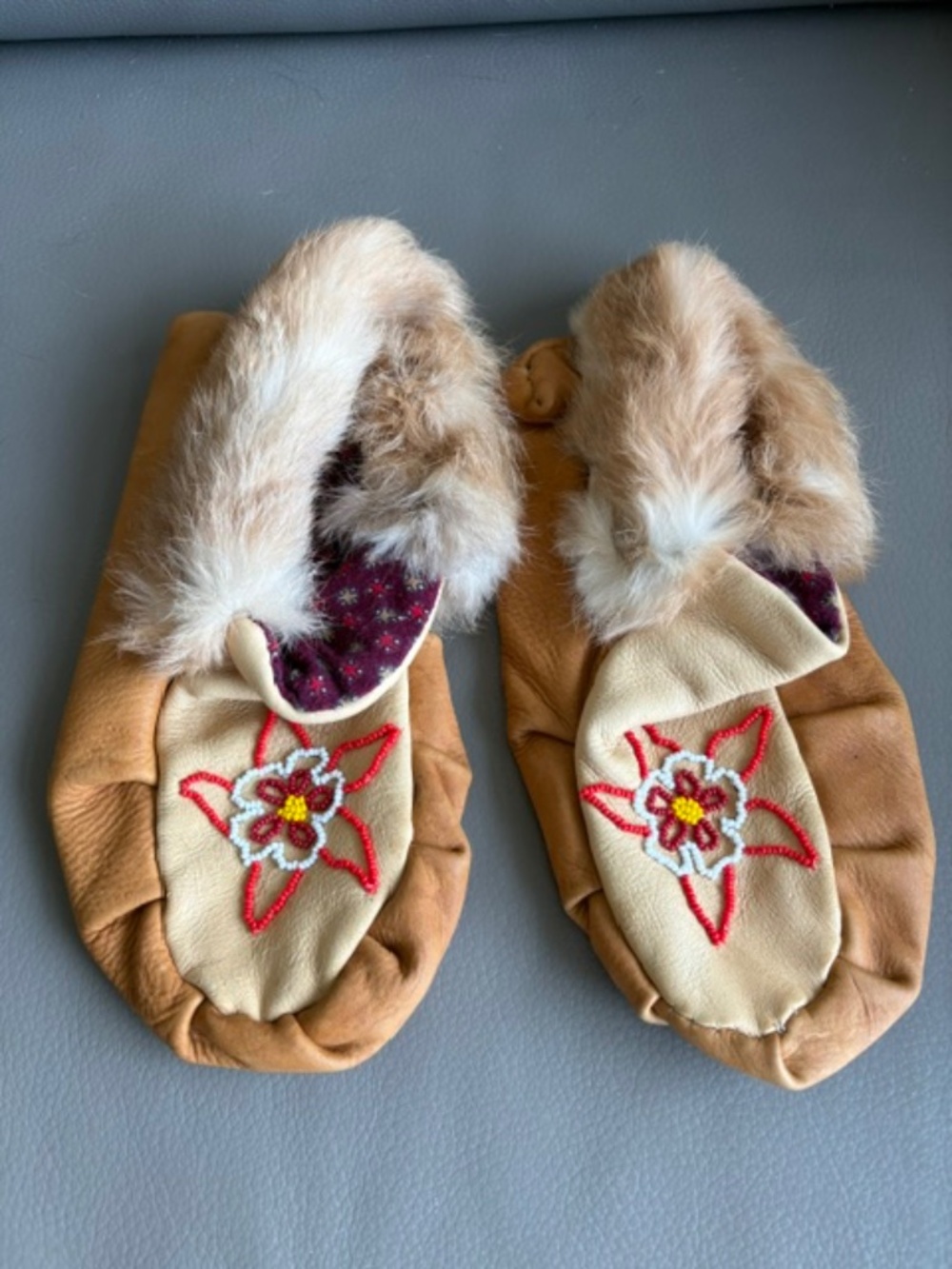 Handmade indigenous native sz 6-7 W leather moccasin slippers beaded tan beige